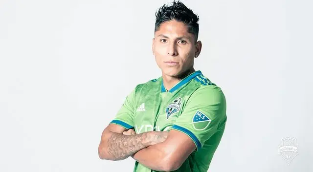 Raúl Ruidíaz posa con la camiseta del Seattle Sounders.