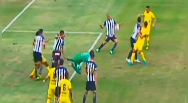 La clara mano de Cachito Ramirez que no fue cobrada [VIDEO]