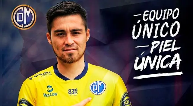 Rodrigo Cuba luce la camiseta conmemorativa de Deportivo Municipal.