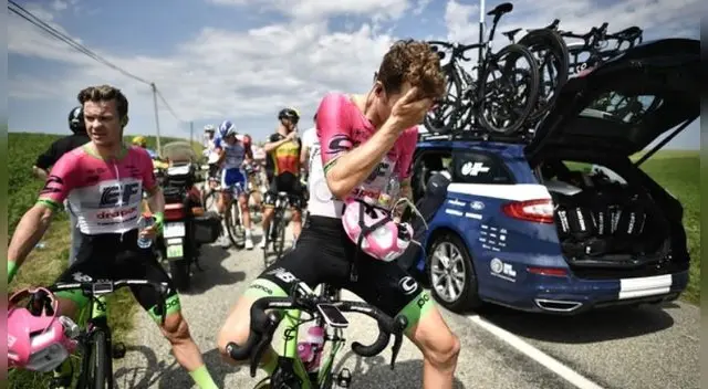 Los ciclistas del Tour de France quedaron detenidos por los incidentes. Los ciclistas del Tour de France quedaron detenidos por los incidentes.
