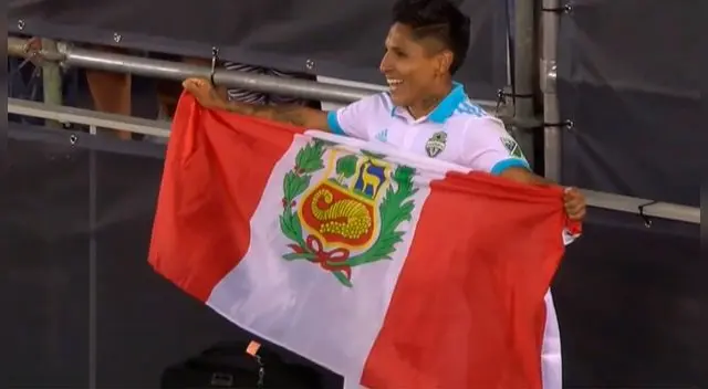 Raúl Ruidíaz anotó su primer gol con Seattle Sounders y celebró con bandera peruana