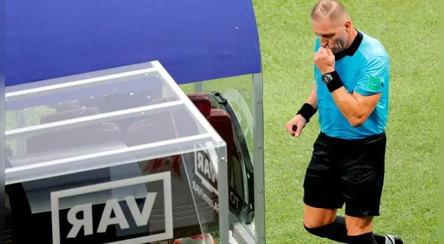 Néstor Pitana, árbitro argentino, consultando el VAR durante el Mundial Rusia 2018. | Foto: EFE