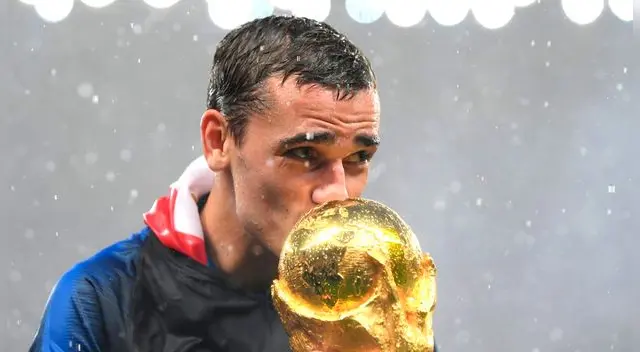 Antoine Griezmann besa el trofeo de la Copa del Mundo. Antoine Griezmann besa el trofeo de la Copa del Mundo.