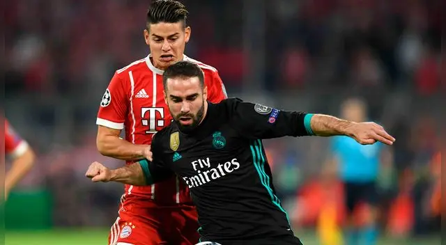 James Rodríguez disputa un balón con Dani Carvajal en un Bayern Múnich-Real Madrid.