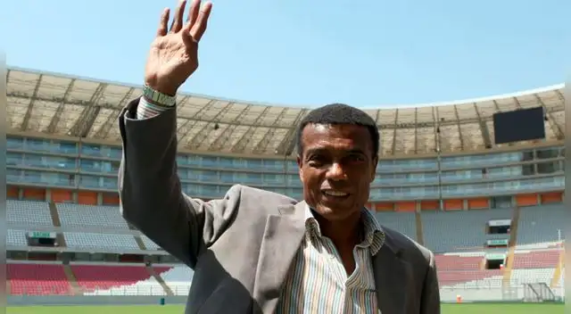 Teófilo Cubillas sufrió descompensación en el aeropuerto