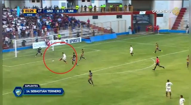 Universitario de Deportes pudo abrir el marcador a los dos minutos de juego, pero la mandó a un lado. Universitario de Deportes pudo abrir el marcador a los dos minutos de juego, pero la mandó a un lado.