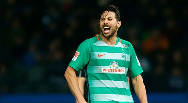 Werder Bremen fue criticado por haber contratado a Claudio Pizarro para la presente temporada