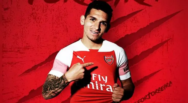 Lucas Torreira posa con la camiseta del Arsenal. Lucas Torreira posa con la camiseta del Arsenal.