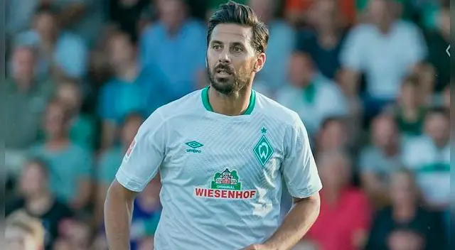 Claudio Pizarro es presentado como 'CP4', la estrella del Werder Bremen Claudio Pizarro es presentado como 'CP4', la estrella del Werder Bremen