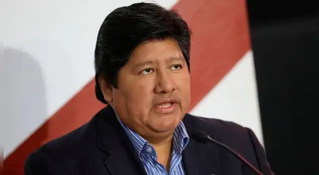Los escándalos de Edwin Oviedo lo van aislando de la FPF.