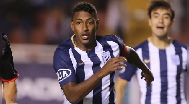 Miguel Araujo, durante un partido de Alianza Lima.