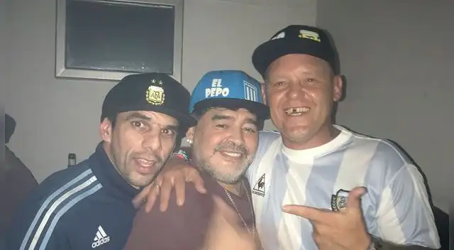 Diego Armando Maradona besó al cantante Pepo en la previa del Racing-River | Video | Youtube Diego Armando Maradona besó al cantante Pepo en la previa del Racing-River | Video | Youtube