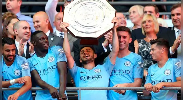 Bernardo Silva alza el trofeo de la Community Shield. Bernardo Silva alza el trofeo de la Community Shield.