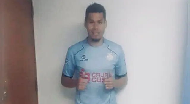 Hernán Rengifo posa con la camiseta de Real Garcilaso.