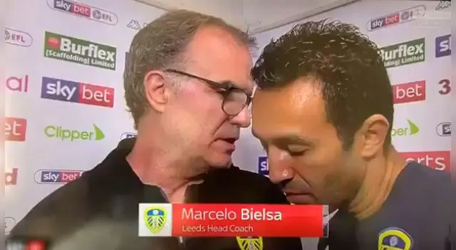 Marcelo Bielsa sigue teniendo problemas con el idioma inglés. 