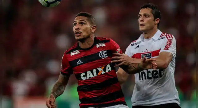 Paolo Guerrero vistió las camisetas de Corinthians y Flamengo en el fútbol de Brasil. | Foto: 