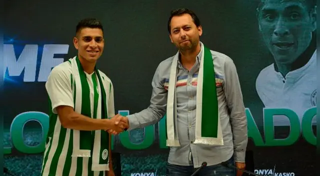 Paolo Hurtado posa junto un vicepresidente del Konyaspor. Paolo Hurtado posa junto un vicepresidente del Konyaspor.