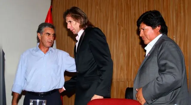 Ni Ricardo Gareca ni Juan Carlos Oblitas quieren tomarse la foto con Edwin Oviedo. Ni Ricardo Gareca ni Juan Carlos Oblitas quieren tomarse la foto con Edwin Oviedo.