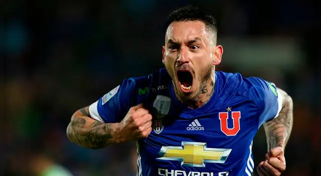 Mauricio Pinilla celebra un gol con la "U" de Chile. Mauricio Pinilla celebra un gol con la "U" de Chile.
