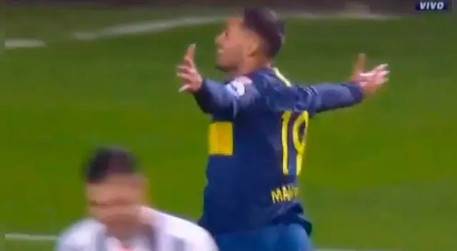 Mauro Zárate celebra su primer gol con Boca Juniors.