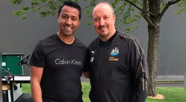 Nolberto Solano junto a Rafa Benítez durante el entrenamiento del Newcastle.