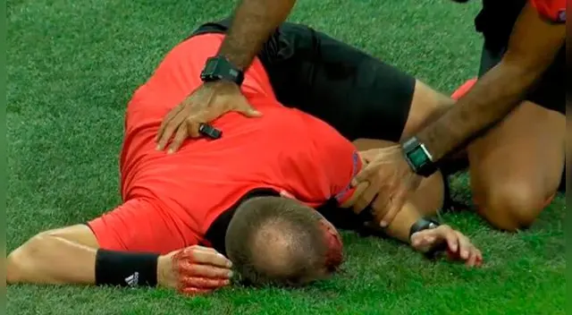 Viral: La brutal agresión a un árbitro en la Europa League | VIDEO          
