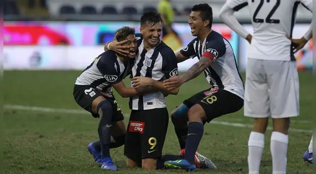 Mauricio Affonso celebra su primer gol con Alianza Lima junto a Kevin Quevedo y Rinaldo Cruzado.