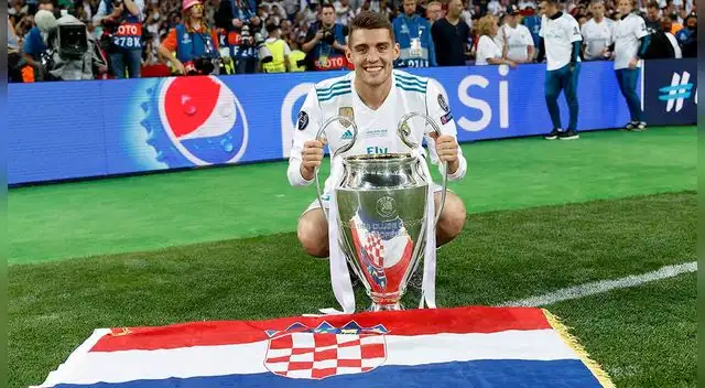 Mateo Kovacic posa junto al trofeo de la Champions League 2017-18.