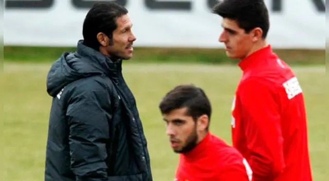 Diego Simeone y Thibaut Courtois, en una práctica del Atlético de Madrid.