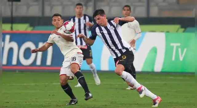 Arquímedes Figuera y Mauricio Affonso disputan un balón en el Universitario vs. Alianza Lima.