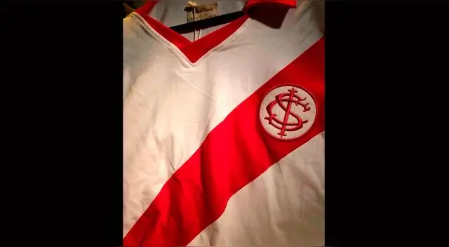 Paolo Guerrero: Inter de Porto Alegre plantea relanzar camiseta de 1954 parecido a Perú │ FOTOS Paolo Guerrero: Inter de Porto Alegre plantea relanzar camiseta de 1954 parecido a Perú │ FOTOS