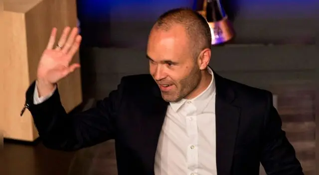 Andrés Iniesta saludó a sus ex compañeros por la obtención de la Supercopa de España. Foto: EFE