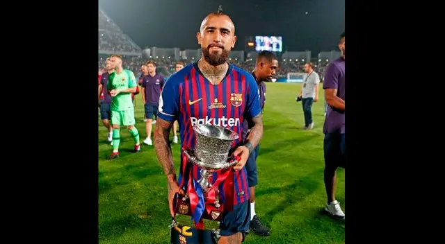 Arturo Vidal posa con la Supercopa obtenida en suelo africano. Arturo Vidal posa con la Supercopa obtenida en suelo africano.