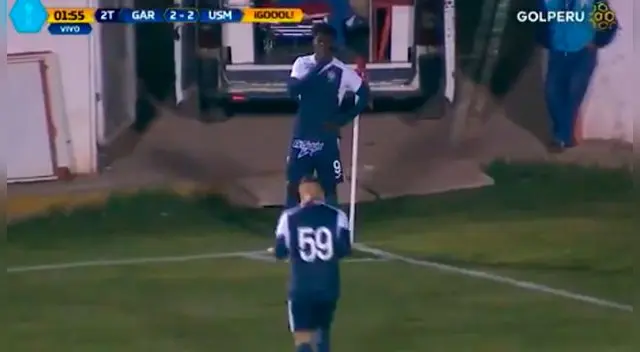 Aké Loba celebra su golazo a Real Garcilaso.