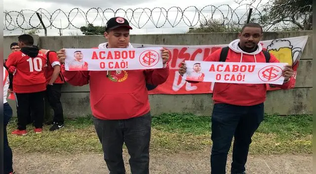 Paolo Guerrero: Hinchas del Porto Alegre acudieron temprano al aeropuerto para recibir al 'Depredador' Paolo Guerrero: Hinchas del Porto Alegre acudieron temprano al aeropuerto para recibir al 'Depredador'