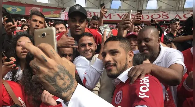 Paolo Guerrero es ovacionado por los hinchas del Inter de Porto Alegre en el Beira-Río