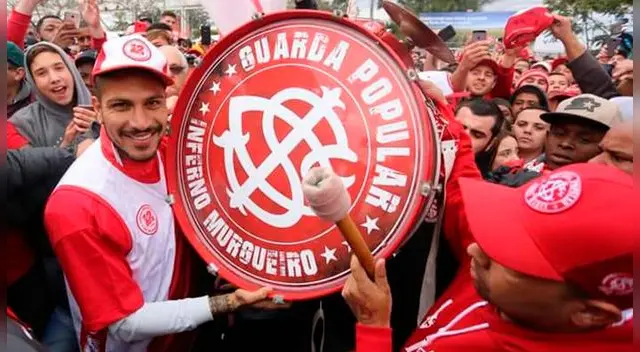 Paolo Guerrero entonó cánticos y tocó el bombo con los hinchas del Inter de Porto Alegre Paolo Guerrero entonó cánticos y tocó el bombo con los hinchas del Inter de Porto Alegre