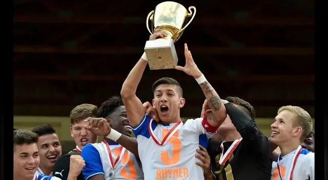 Jean Pierre Rhyner levantando el trofeo de campeón de la Copa Suiza Sub-18. Jean Pierre Rhyner levantando el trofeo de campeón de la Copa Suiza Sub-18.