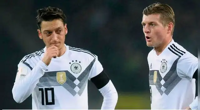 Toni Kroos sobre Mesut Özil: "Es un estúpido, él sabe muy bien que en la selección no hay racismo" Toni Kroos sobre Mesut Özil: "Es un estúpido, él sabe muy bien que en la selección no hay racismo"