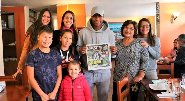 Foto: José Varela. Villamarín estuvo con su familia durante la sesión con Líbero Foto: José Varela. Villamarín estuvo con su familia durante la sesión con Líbero
