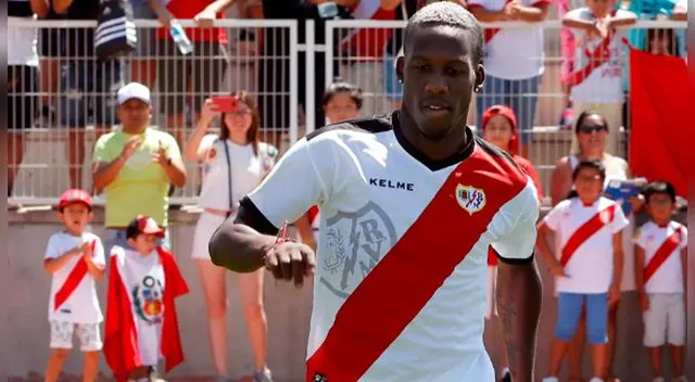 Luis Advíncula ingresó a los 75 minutos en el partido ante Sevilla. | Foto: EFE Luis Advíncula ingresó a los 75 minutos en el partido ante Sevilla. | Foto: EFE