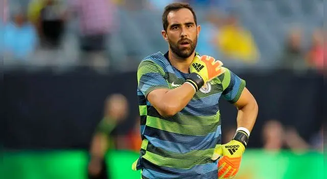 Claudio Bravo, durante el calentamiento antes de un partido del Manchester City.