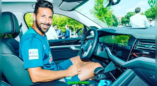 Claudio Pizarro recibió tremendo regalo del Werder Bremen Claudio Pizarro recibió tremendo regalo del Werder Bremen
