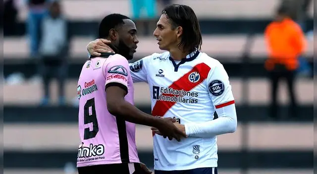 Luis Tejada y José Carlos Fernández se abrazan durante un Sport Boys-Municipal. Luis Tejada y José Carlos Fernández se abrazan durante un Sport Boys-Municipal.
