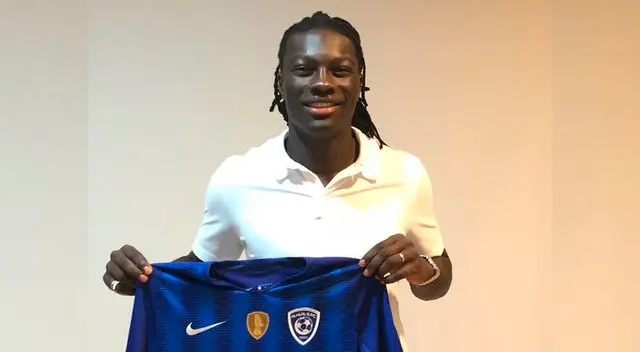 Bafétimbi Gomis posa con la camiseta del Al-Hilal.
