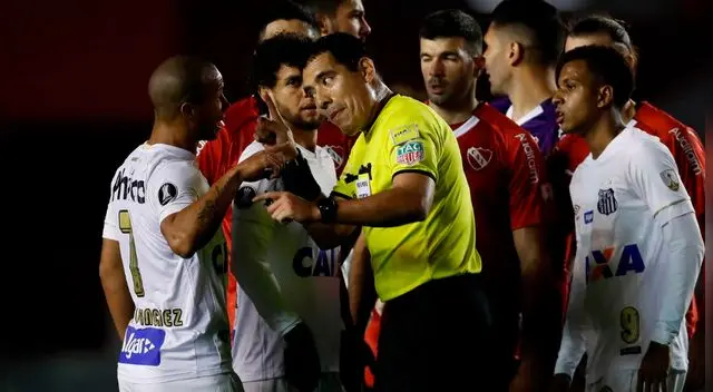 Carlos Sánchez terminó amonestado con tarjeta amarilla este cotejo.