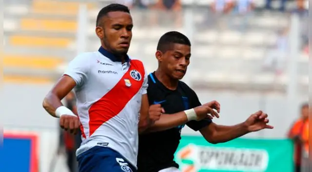 Aldair Salazar disputa un balón con Kevin Quevedo en un Municipal-Alianza Lima.