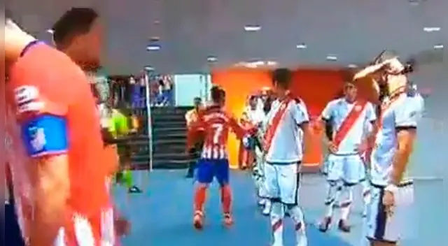 Luis Advíncula: Antoine Griezmann lo saludó en la antesala del Atlético de Madrid vs Rayo Vallecano [VIDEO]