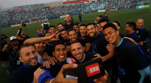 Torneo Apertura: plantel de Sporting Cristal se sacó una divertida foto tras campeonar contra Rosario Torneo Apertura: plantel de Sporting Cristal se sacó una divertida foto tras campeonar contra Rosario