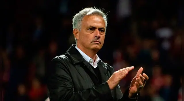 Mourinho aplaudió a la hinchada en Old Trafford.